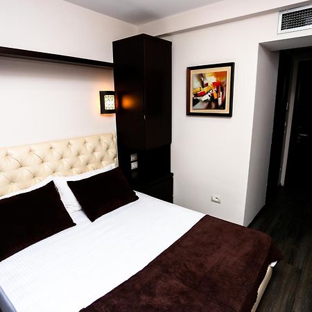 Hotel Town House Tirana Esterno foto