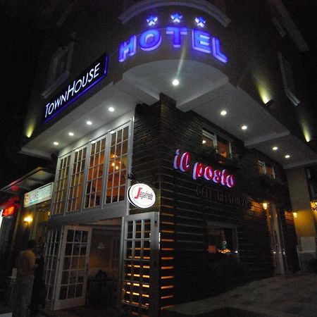 Hotel Town House Tirana Esterno foto