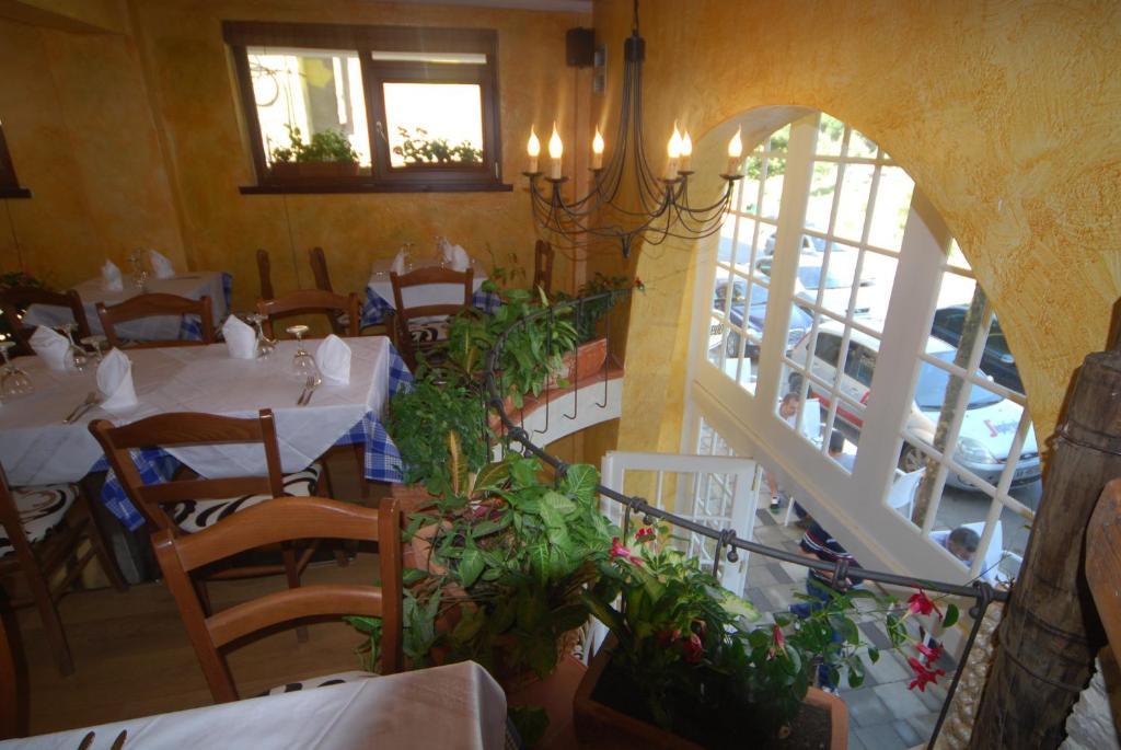 Hotel Town House Tirana Esterno foto