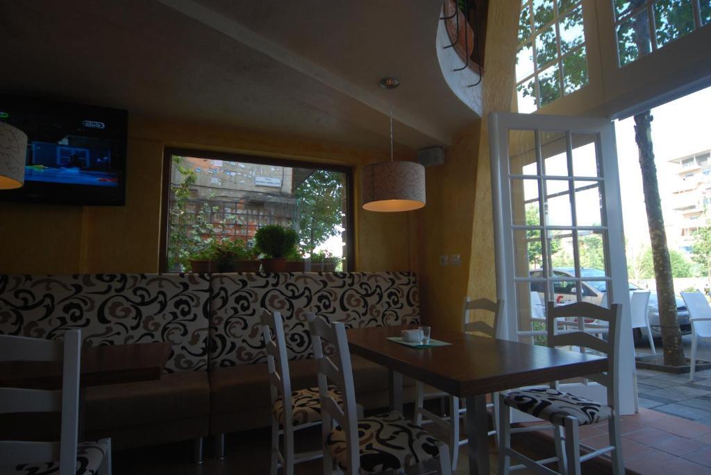 Hotel Town House Tirana Esterno foto