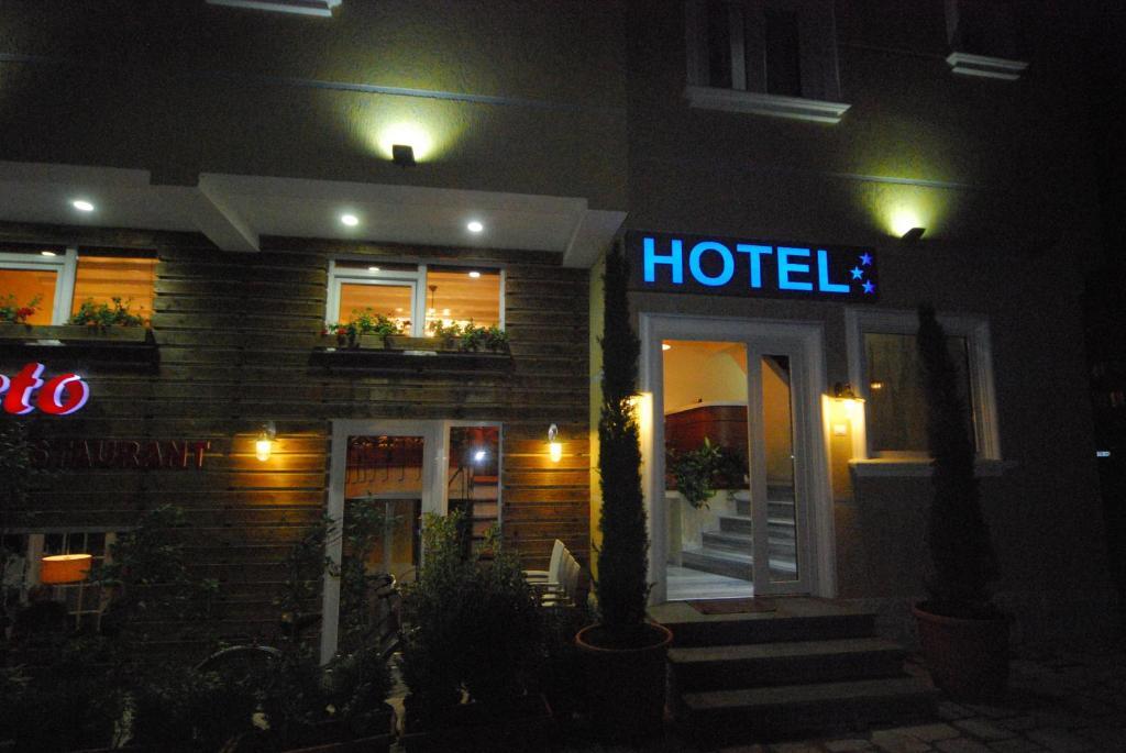 Hotel Town House Tirana Esterno foto