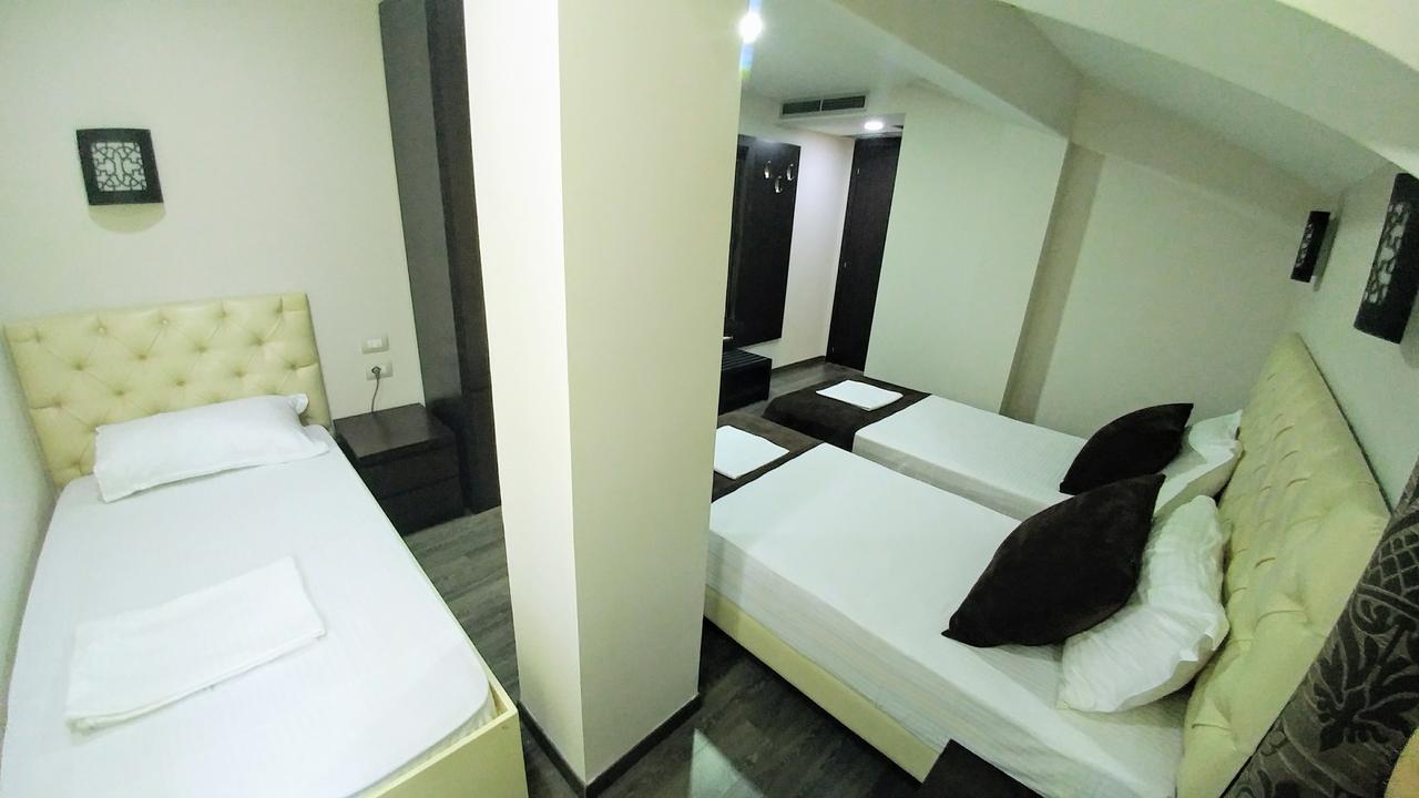 Hotel Town House Tirana Esterno foto