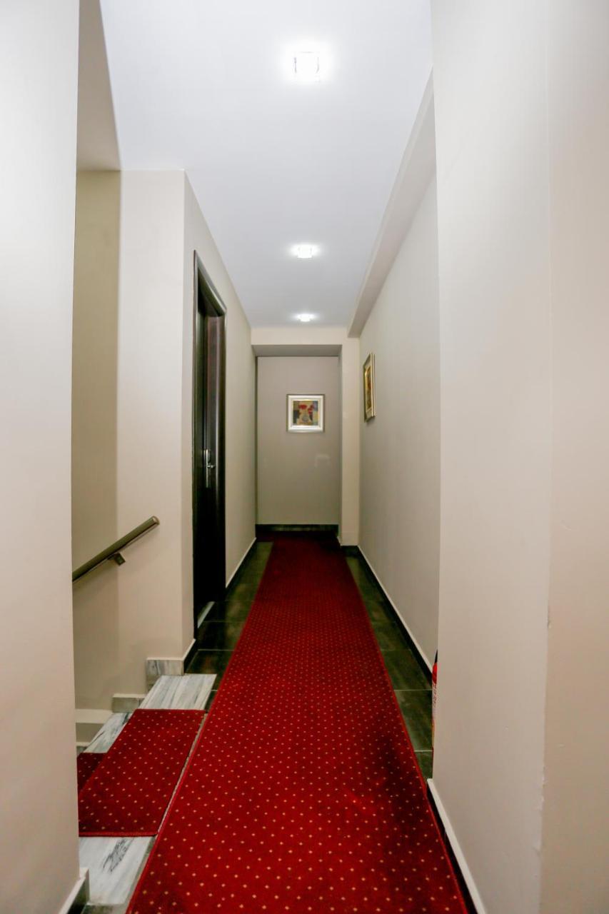 Hotel Town House Tirana Esterno foto