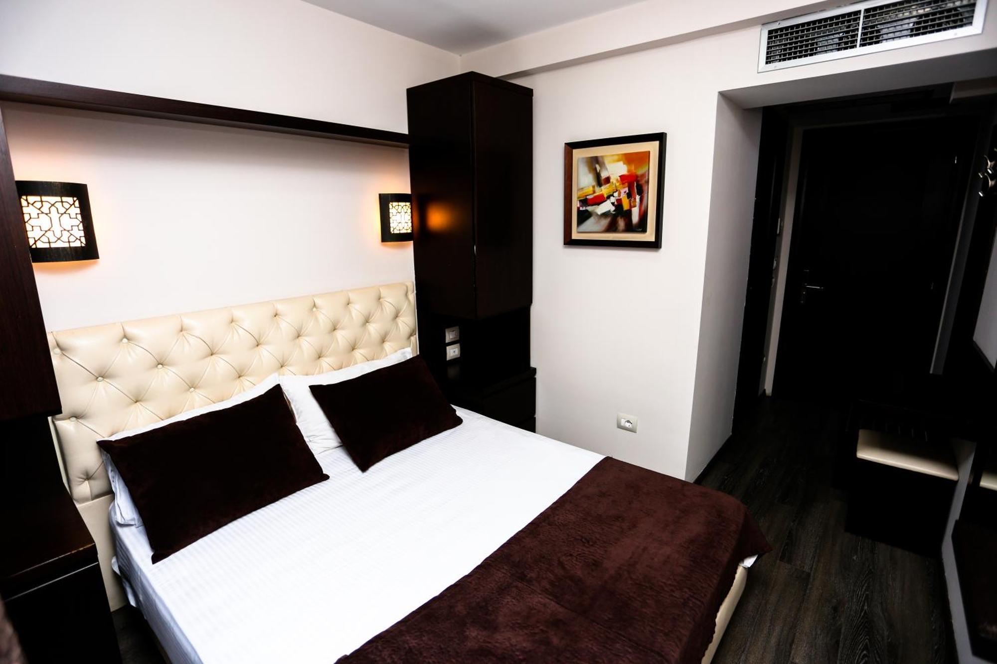 Hotel Town House Tirana Esterno foto