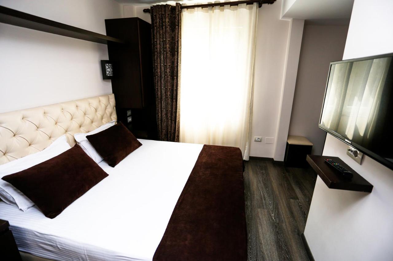 Hotel Town House Tirana Esterno foto