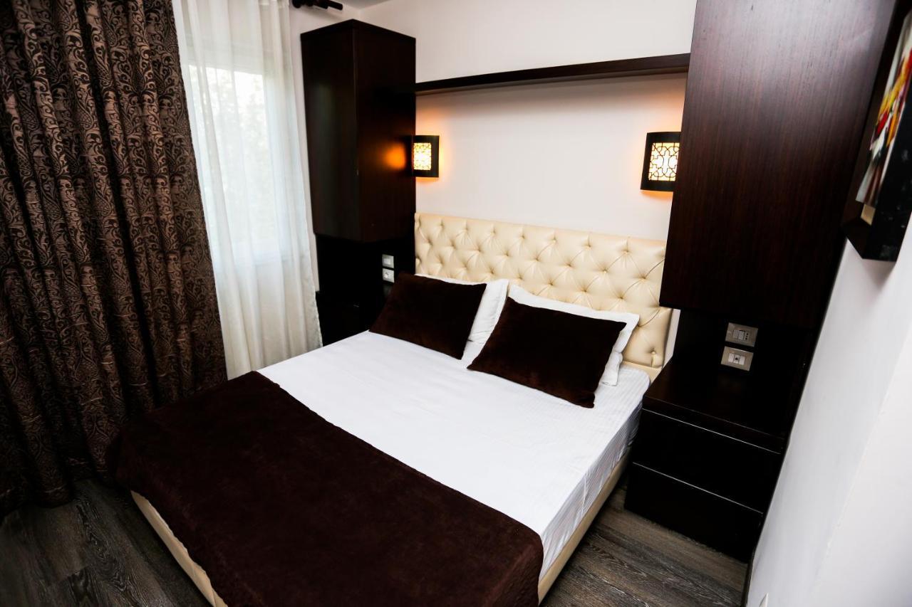 Hotel Town House Tirana Esterno foto