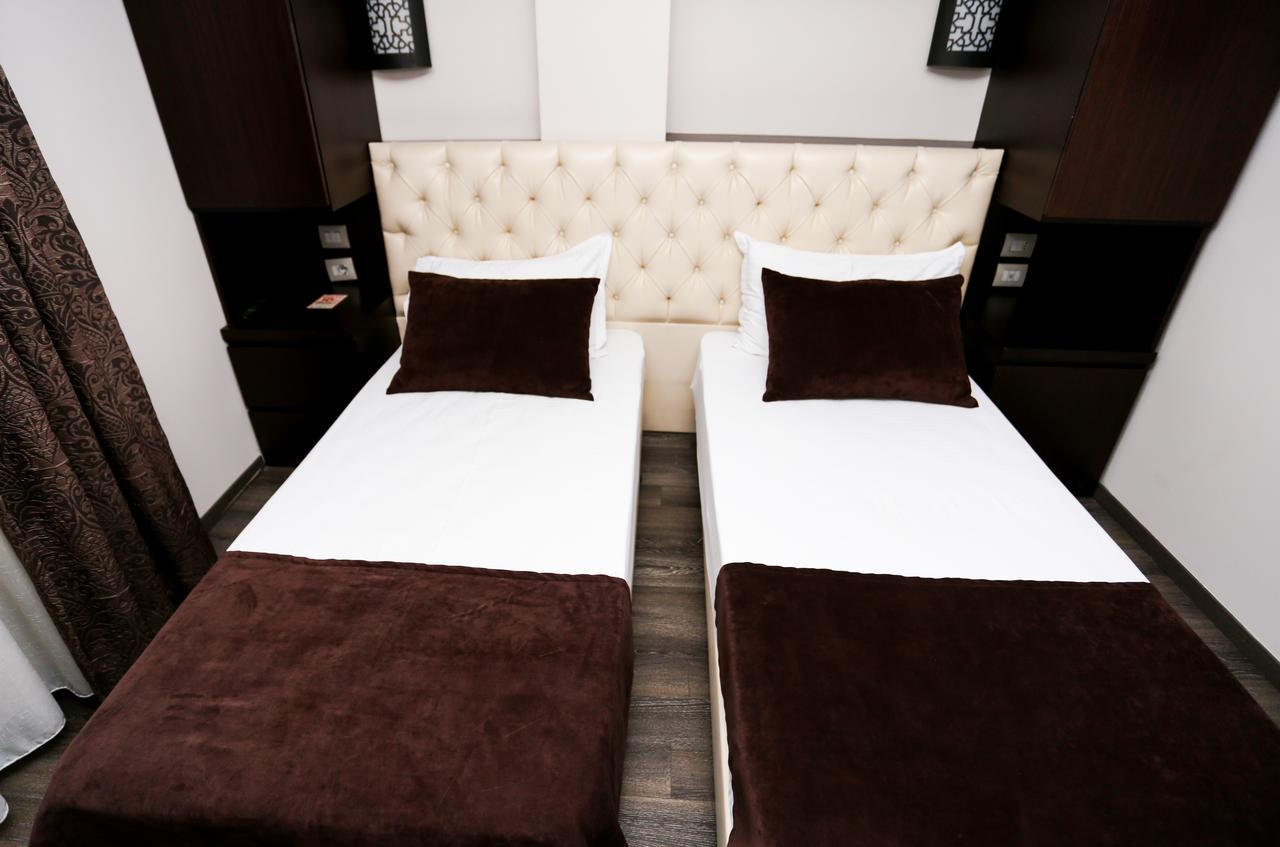 Hotel Town House Tirana Esterno foto
