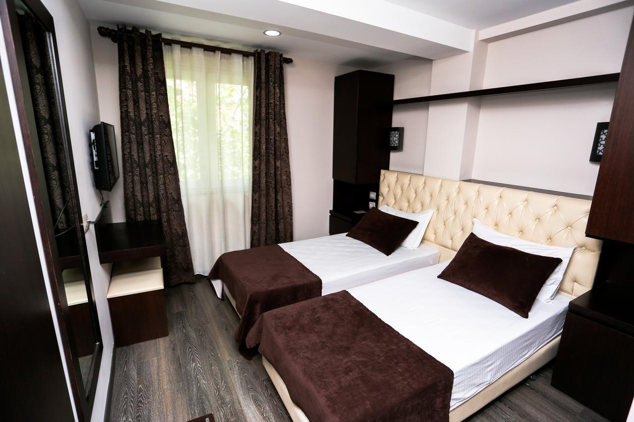 Hotel Town House Tirana Esterno foto