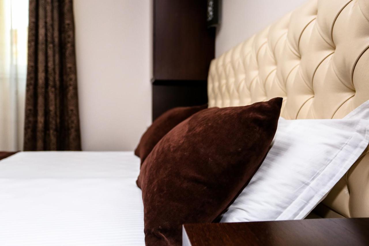 Hotel Town House Tirana Esterno foto